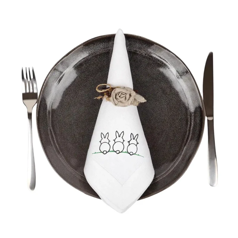 Serweta biała lniana z haftem zające